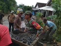 Ciptakan Kemanunggalan TNI Bersama Rakyat Babinsa Koramil 0818/13 Kalipare Lakukan Karya Bakti Pengecoran Jalan