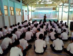 Tanamkan Disiplin Sejak Dini, Anggota Koramil Kademangan Laksanakan Program Babinsa Masuk Sekolah