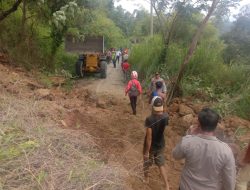 Bersihkan Sisa Material Longsor Jalan Semendo, Polres Muara Enim Kerahkan Alat Berat