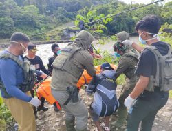 Tim Gabungan TNI-Polri Evakuasi Jenazah Korban Jatuh Jembatan Gantung Digoel Pegunungan Bintang Ke RSUD Oksibil