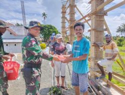 Prajurit Bima Sakti Bersama Masyarakat Bantu Pembangunan Gereja Santo Yosep