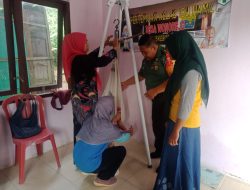 Peduli Kesehatan Anak Di Wilayah Binaan, Babinsa Koramil Talun Dampingi Kegiatan Posyandu