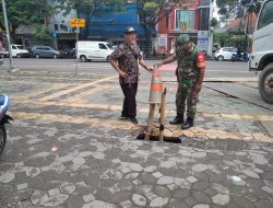 Bahas Cegah Banjir, Babinsa Kemlayan Komsos Dengan Kasi Lingkungan Hidup