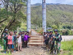 Atasi Kesulitan Masyarakat, Satgas YR 142/KJ Bersama Warga Perbaiki Tangga Jembatan yang Rusak