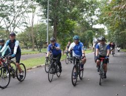 Kapolda Sumsel Dampingi Wakapolri Olahraga Bersepeda di Seputaran Kota Palembang