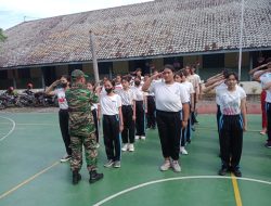Tanamkan Kedisiplinan, Babinsa Tegalharjo Latihkan PBB di SMK Kristen 1 Surakarta