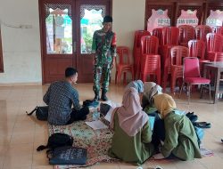Babinsa Joyotakan Dampingi KKN Universitas Aisyiah Data Penduduk