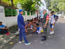 Babinsa Kemlayan Komsos di Saat Warga Sedang Olah Raga Bersama