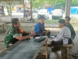 Jalin Keakraban, Babinsa Koramil 14/Gondangwetan Komsos Bersama Warga