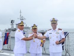 Sambil Berlayar, Pangkoarmada III Rotasi Pimpinan Guspurla Koarmada III Di Perairan Sorong Dengan Pengawalan KRI Satsuit Tubun – 356