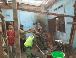 Bersama Linmas, Babinsa Kelurahan Ketelan Bantu Perbaiki Rumah Warga