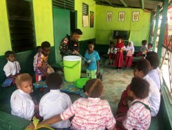 Anggota Satgas Pamtas RI-PNG Yonif 725/Wrg, Pos Koki B/Mindiptana Bagikan Bubur Kacang Ijo Tingkatkan Kualitas Gizi Generasi Muda