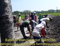 Babinsa Wonotolo Kompak Cor Jalan Bersama Warga