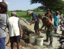 Babinsa Gotong Royong Bangun Infrastruktur di Desa 