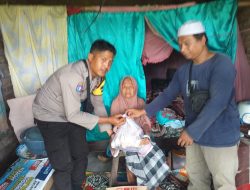 Salut Kisah Bhabinkamtibmas Desa Puyung, Ngamen Untuk Bantu Warga Kurang Mampu