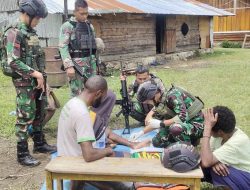 Satgas Yonif Raider 321/GT Berikan Pengobatan Gratis Kepada Masyarakat Yang Mengalami Kelumpuhan Distrik Asotipo Jayawijaya