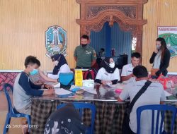 Babinsa Koramil 0818/18 Bululawang Pantau Langsung Kegiatan Vaksinasi