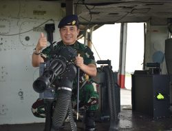 Bell 412EP Skuadron Udara 400 Dipersenjatai Senapan Mesin Gatling