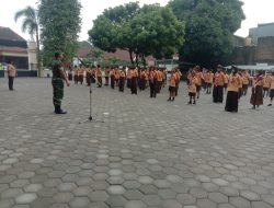 Babinsa Kratonan Latih Kedisiplinan Peserta Pramuka SD Kemasan 02