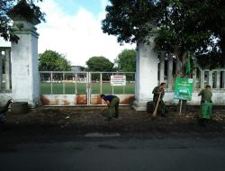 Babinsa Jayengan Pelopori Kerja Bakti Bersama Warga di Lapangan Kertopuran