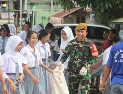 Ciptakan Lingkungan Bersih, Satgas Pamtas RI-Malaysia Yonarmed 19/105 Trk Bogani Ajak Anak Sekolah Dan Masyarakat Laksanakan Karya Bakti