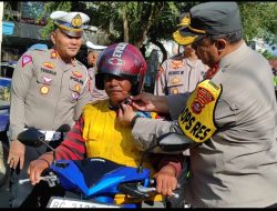 Polres Pagaralam Mengadakan Kegiatan Bagi-Bagi Helm di Simpang Empat Pasar Dempo Permai Pada Jum’at Pagi