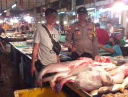 Bhabinkamtibmas Batu Selicin Polsek Lubuk Baja Guna Melaksanakan Monitoring Harga Bahan Pangan Pokok Sembako