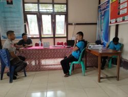 Jalin Sinergitas Personil Polsek Air Besar Sambangi Kantor Desa Serimbu