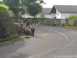 Talud Bangunan Sebuah Vila di Batulayar Longsor, Polsek Batulayar Bersihkan Material Longsoran