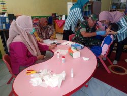 Dukung Kesehatan Balita Di Wilayah Binaan Babinsa Koramil 0818/33 Bumiaji Aktif Dalam Pendampingan Bulan Penimbangan Dan Pemberian Vitamin