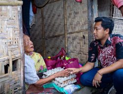 Tersentuh dengan Kondisi Papuq Mudah di Desa Jagaraga, Polres Lombok Barat Serahkan Bantuan