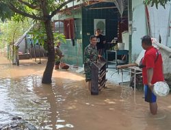 Peduli Korban Banjir, Babinsa Sewu Terjun Langsung ke Lokasi Berikan Bantuan