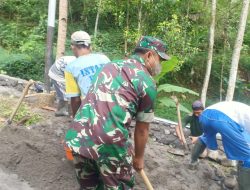 Wujud Kekompakan Dan Kebersamaan Di Wilayah, Babinsa Koramil Doko Gelar Gotong Royong Bersama