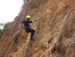 Brimob Kalbar Turuni Tebing Asah Kemampuan SAR Rappelling