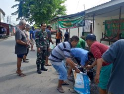 Antisipasi Banjir, Serka Marianto Kerja Bakti Bersihkan Selokan Bersama Warga