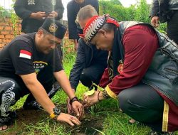 Abah Anton Ngopi Bareng Aktivis Budaya dan Tanam 10.000 Pohon di Gunung Gede