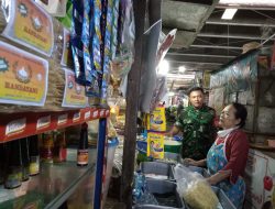 Babinsa Danukusuman Pantau dan Cek Harga Sembako di Pasar Harjodaksino