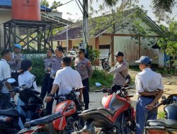 Kapolsek Mandor Pimpin Penertiban Knalpot Racing Di SMK N 1 Mandor