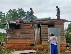 Babinsa Pos Ramil Jagebob Bantu Masyarakat Perbaiki Atap Rumah