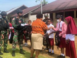 Selain Mengajar, Satgas Yonif 725/WRG Berikan Hadiah bagi Pelajar SDN Inpres Mindiptana Berprestasi