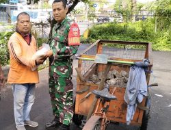 Tulus Ikhlas, Babinsa Kelurahan Pucangsawit Berikan Bantuan Sembako Kepada Petugas Kebersihan