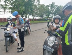 Polisi Berikan Edukasi dan Sosialisasi Keselamatan Berkendara Operasi Keselamatan Kapuas 2023