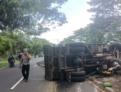 Diduga Pengemudi Mengantuk, Dump Truck Bermuatan Aspal Curah Tergiling di Gerung