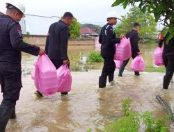 Brimob NTB Bagikan Makanan Siap Saji Untuk Korban Banjir Di Sumbawa