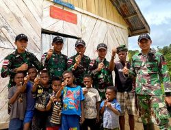 Satgas Yonif 143/TWEJ Berbagi Dengan Anak Anak Pedalaman Papua