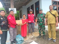 Babinsa Koramil 0818/12 Bantur Ikut Aktif Membantu Proses Penyaluran Bantuan Sosial Pada Warga Terdampak Hujan Deras Disertai Angin