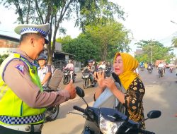 Satgas Ops Keselamatan Polresta Pontianak Lakukan Himbauan Kepada Orang Tua Murid Saat Antar Anaknya Sekolah