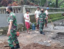 Babinsa Koramil Karanggede Bersama Warga Kompak Perbaiki Jalan Makam