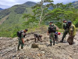 Satgas Yonif Raider 142/KJ Bersama Warga Perbaiki Jalan Yang Terputus