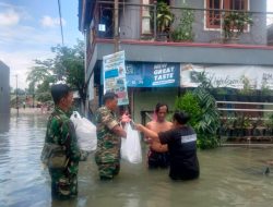 Susuri Genangan Air, Danramil 04/Jebres Bersama Babinsa Berikan Bantuan Nasi Bungkus Untuk Warga Korban  Banjir
